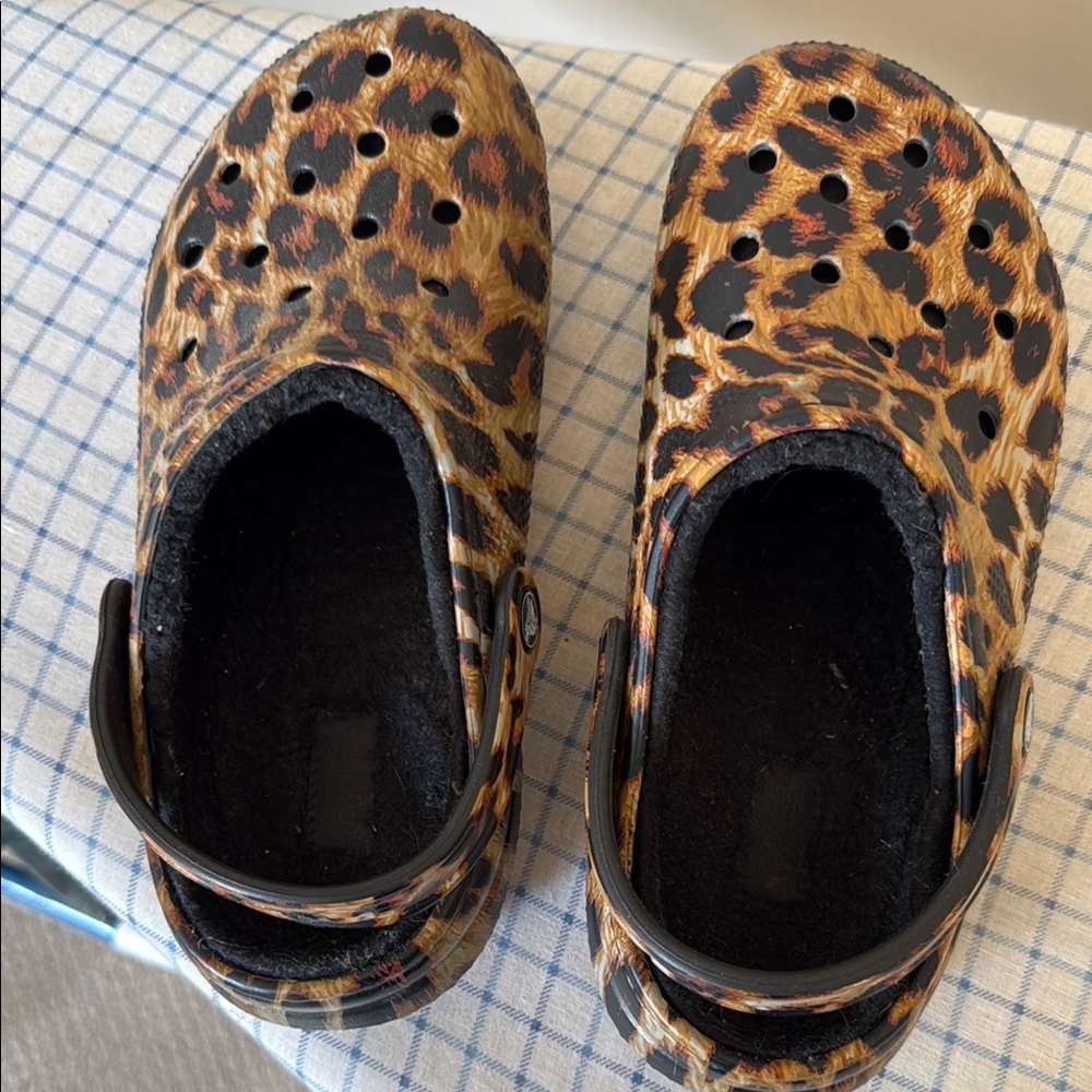 CROCS Leopard Print Fuzzy Lined Clogs - Brown/Black - Picture 2 of 3